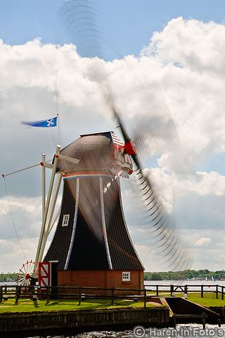 molen De Helper nabij de sluis aan het Paterswoldsemeer langs het Hoornse Diep.